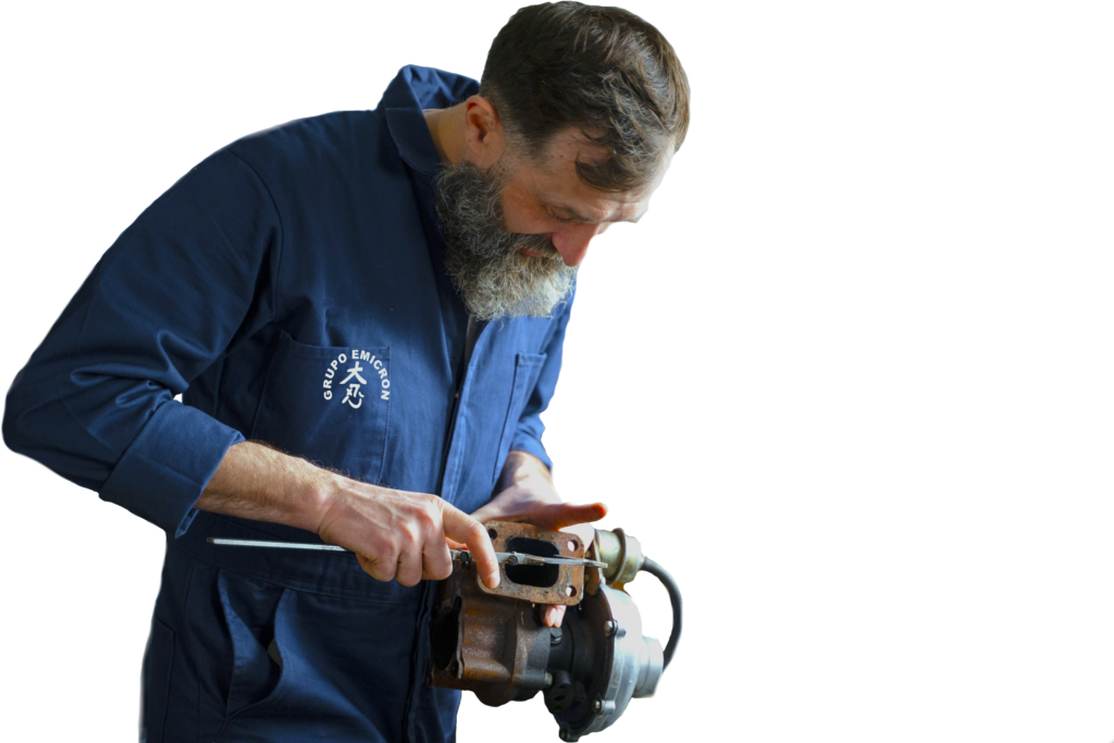 a man with a beard working on a machine
Técnico especialista en pantallas, lavadora, refrigerador, línea blanca, electrónica. 